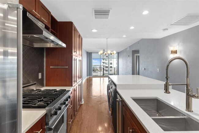 Building Photo - 1120 E Kennedy Blvd