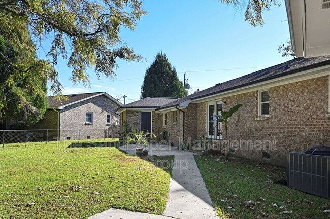 Building Photo - 8608 Vistavia Rd