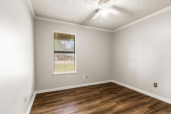 Building Photo - 19 Oak Forest Dr