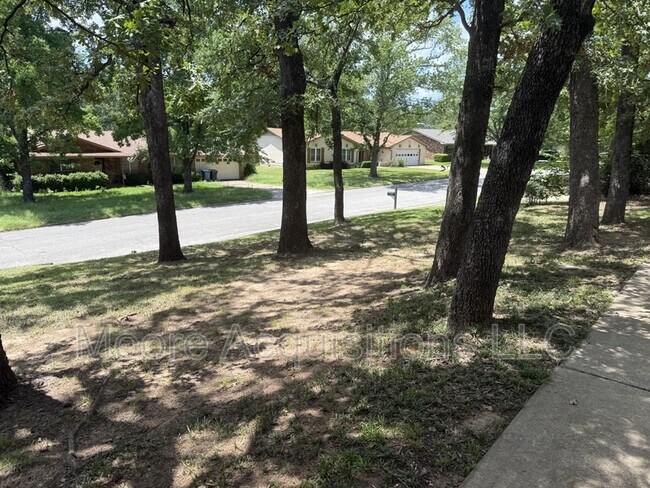 Building Photo - 3601 Oakwood Dr