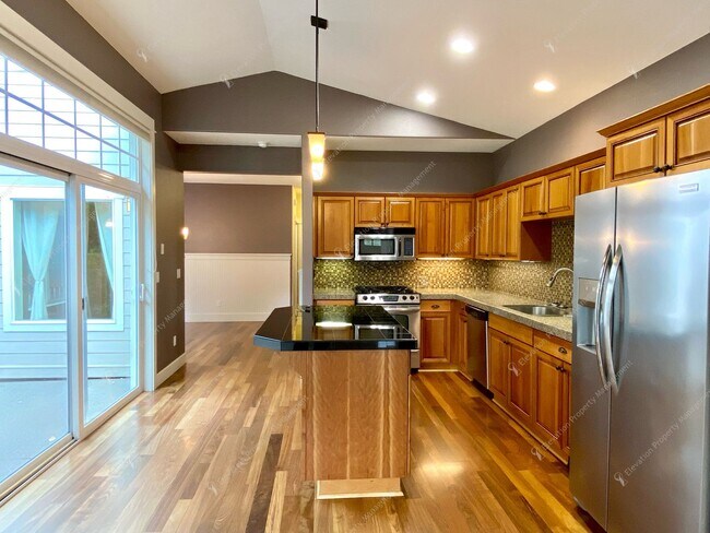 Building Photo - 3BR - 2.5 BA Charming Greenway Home in Lar...