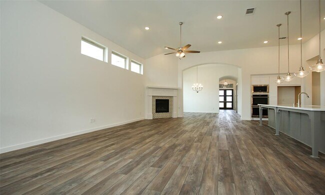 Building Photo - 23715 Fernbriar St