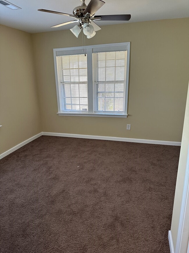 Building Photo - 27 Webb Ave