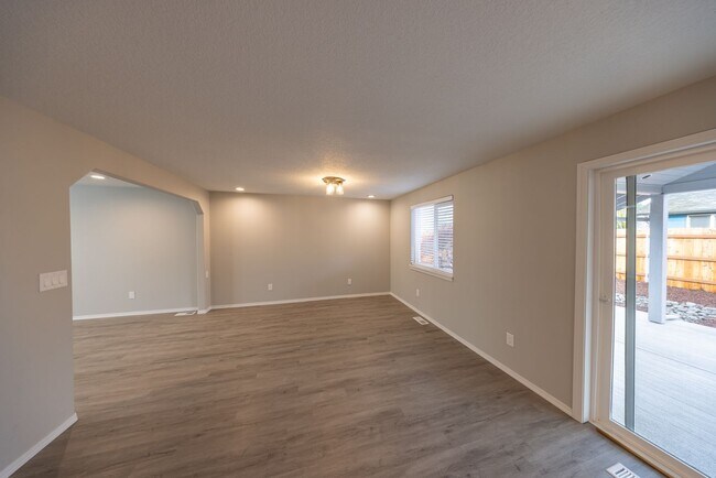 Building Photo - 5 bedroom home in Orchards - RV Parking