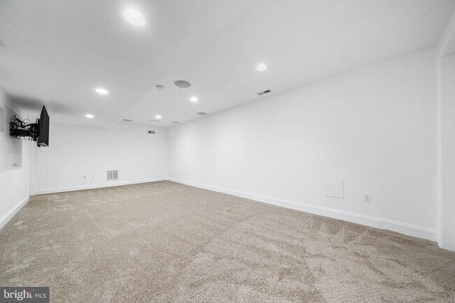 Building Photo - 2718 S June St