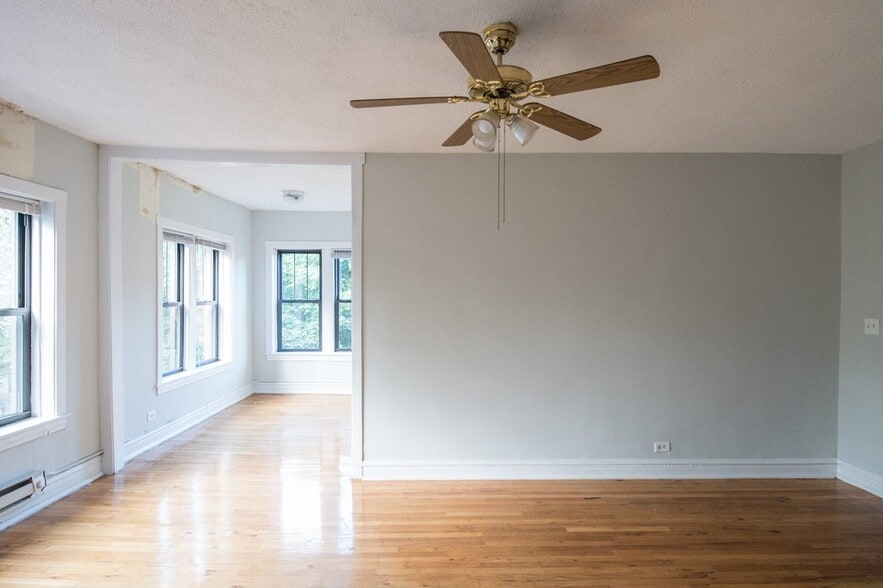 Building Photo - 627 W Cornelia Ave