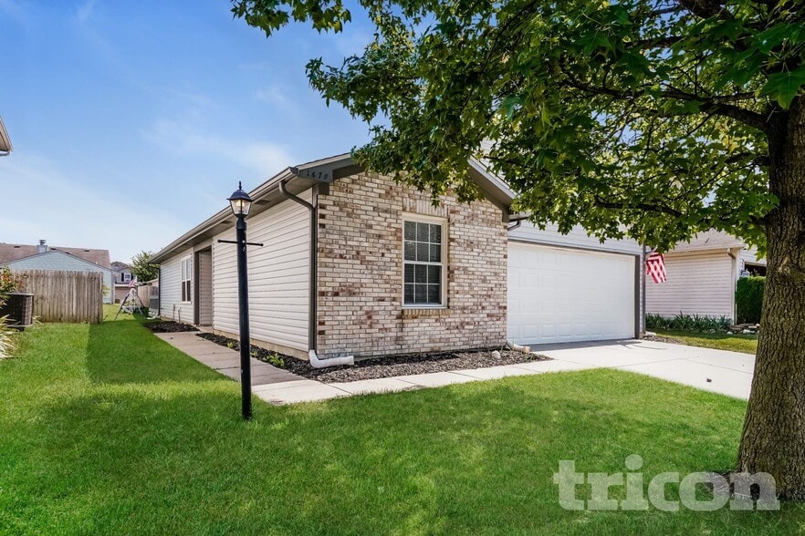 Primary Photo - 1679 Long Lake Dr