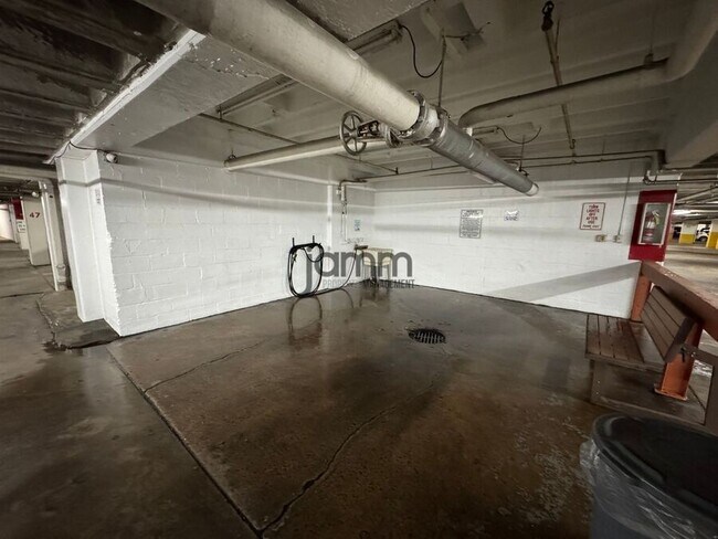 Building Photo - 11820 Edgewater Dr