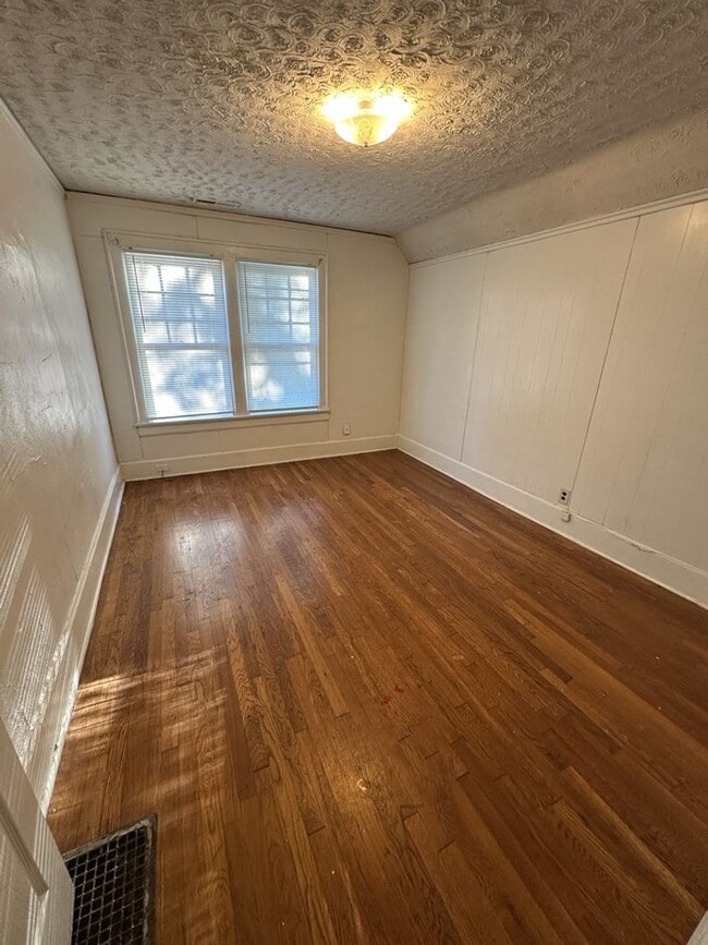 Building Photo - Affordable Upstairs Apartment – Housing Vouchers Welcome!