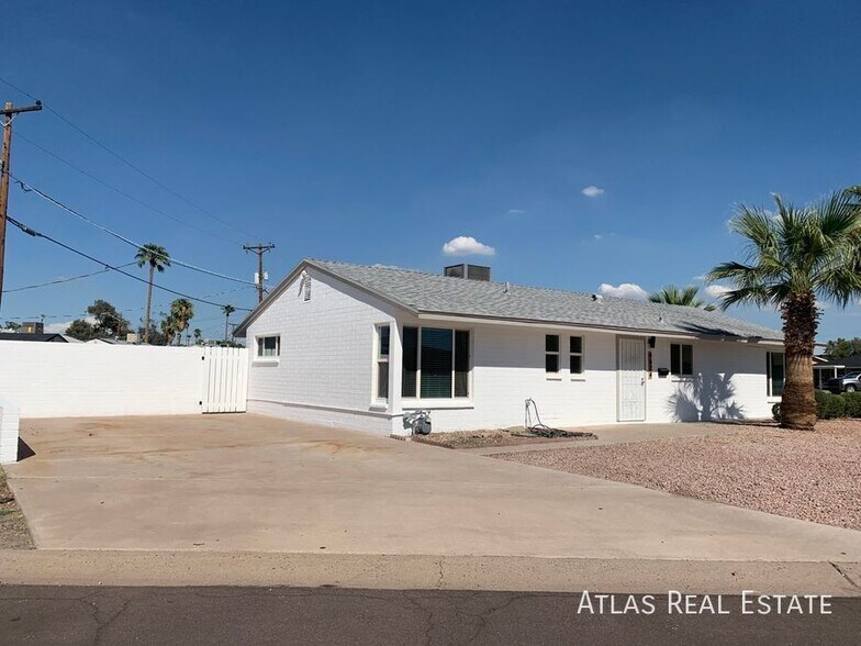 Building Photo - 4624 E Almeria Rd