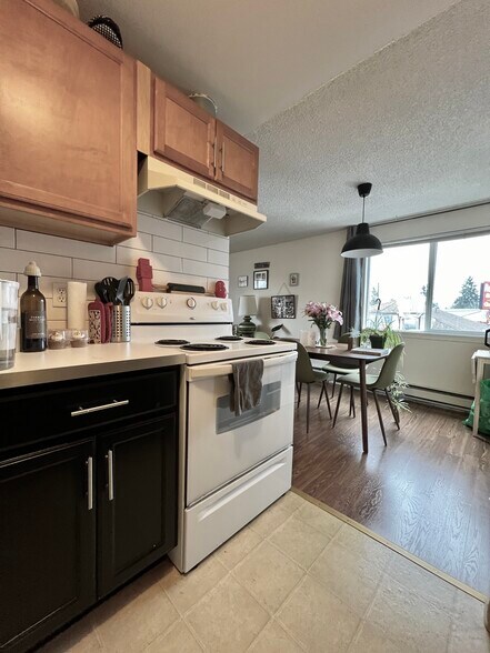 Building Photo - 4925 SE 71st Ave
