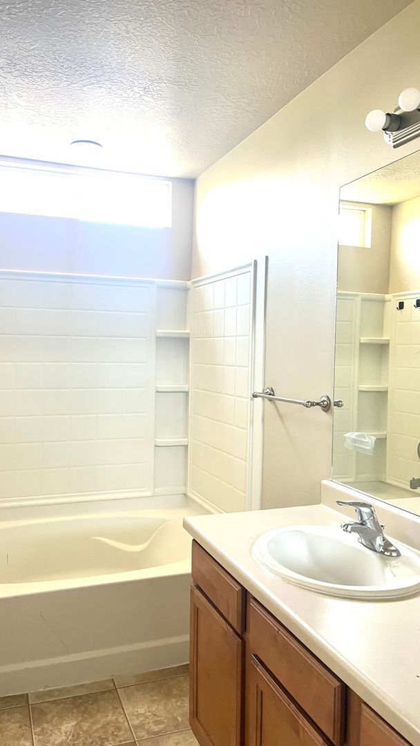 Building Photo - 3 Bedroom/2.5 Bathroom townhome in WVC