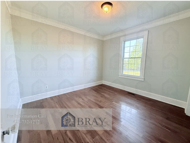 Building Photo - Charming & Spacious 1930s Home in a Centra...