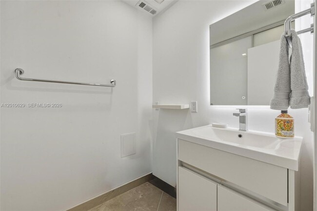 Building Photo - 16445 Collins Ave