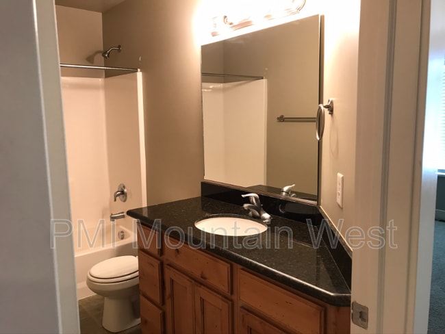 Building Photo - 1039 950 N