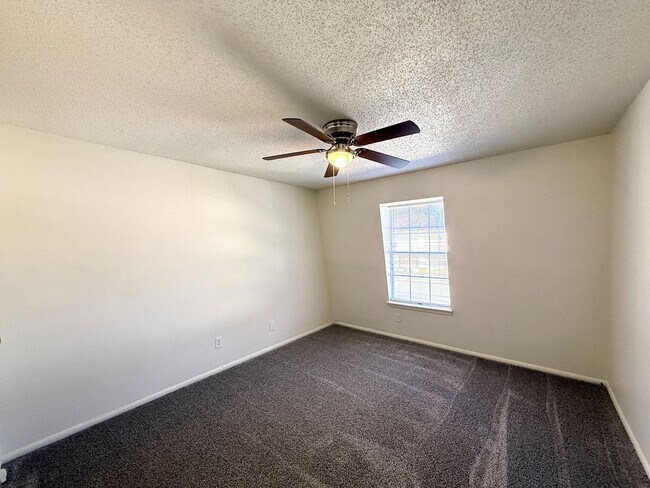 Building Photo - 3826 Country Club Rd