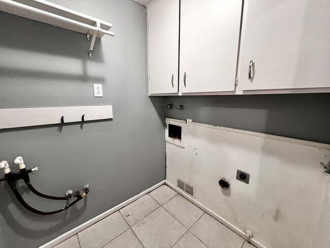 Building Photo - Amazing 4/2.5 in Prime Location! Minutes from Texas Tech and Hospitals!