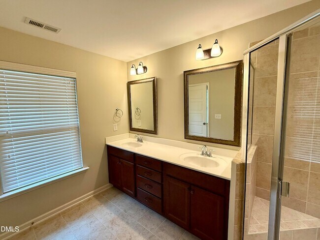 Building Photo - 1008 Midtowne Way