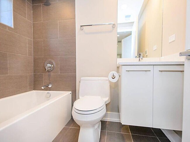 Building Photo - 2 bedroom in Chicago IL 60618
