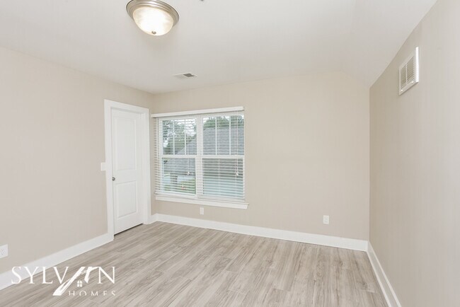 Building Photo - This delightful 3BR 2.5BA is a gem