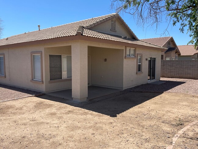 Building Photo - Sharp & Clean 4 Bedroom/ 2 Bath Single Lev...