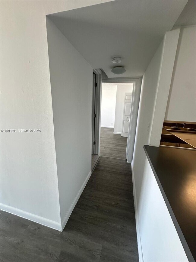 Building Photo - 1800 Collins Ave