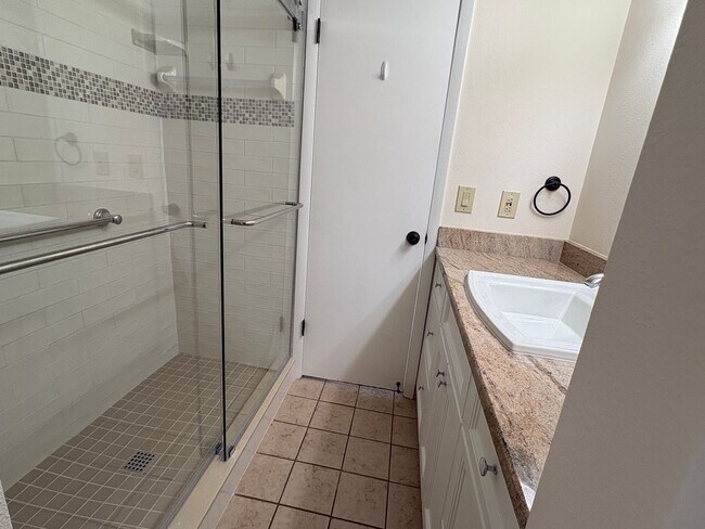 Building Photo - Lakeview Condo Available | Directly Across from Lake Hollingsworth