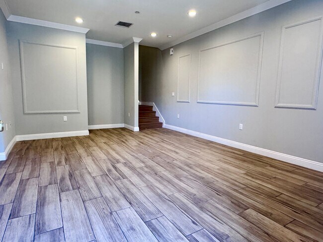 Building Photo - Beautiful remodeled 3 bedroom townhome in ...
