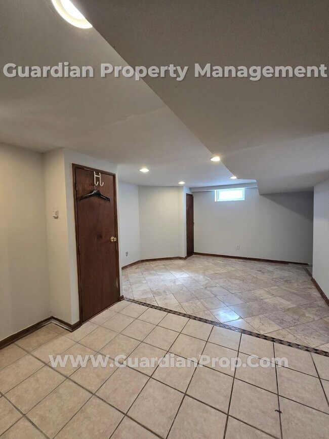 Building Photo - Available Now! Free Oct Rent! NE Minneapol...