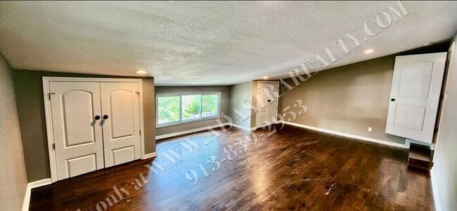 Building Photo - Nice Updated 3 Bed, 1 Bath in KCK-Availabl...