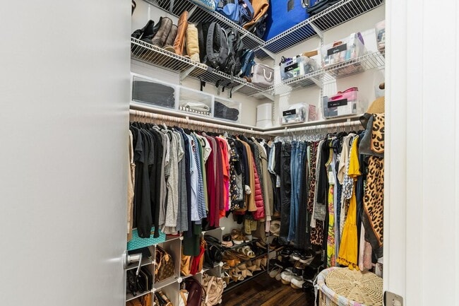 Building Photo - Modern Chic 2 bedroom at M2i