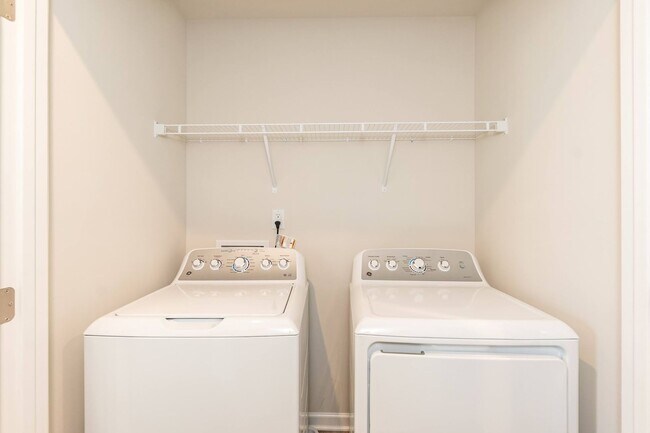 Building Photo - Brand New End-Unit Townhome in Raleigh