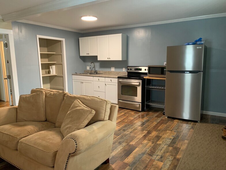 Building Photo - 161 Rowe Ave