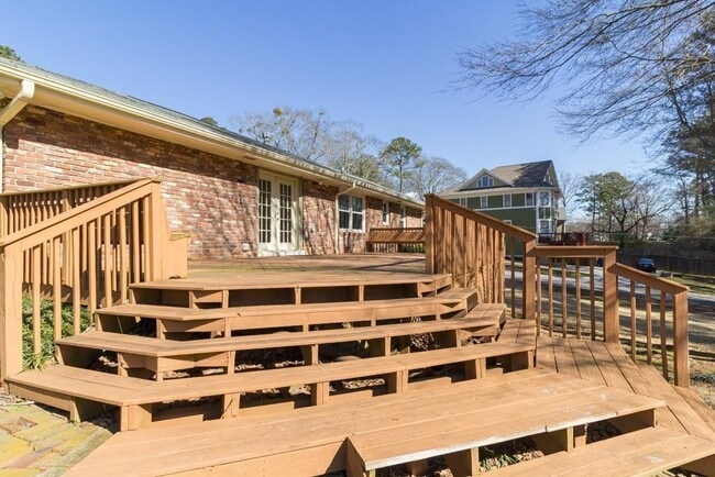 Building Photo - 2631 Lavista Rd