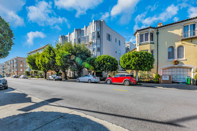 Interior Photo - 3839 Divisadero