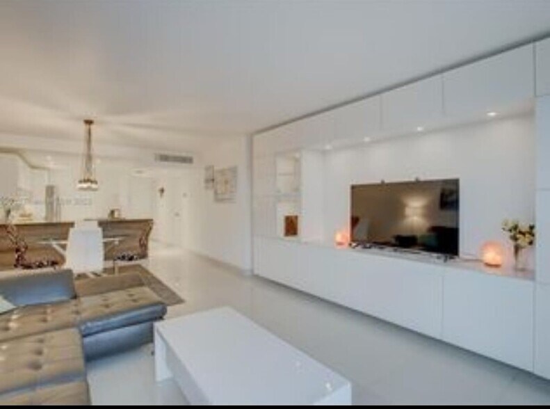 Building Photo - 3375 N Country Club Dr