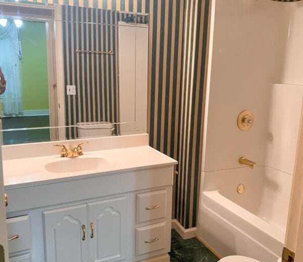Building Photo - "Charming 2-Bedroom with 2 Full Baths in t...