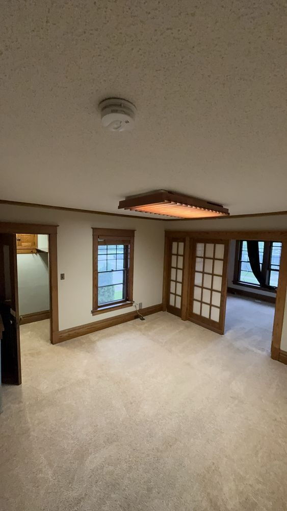 Building Photo - Spacious top floor 4 bed 1 bath by UWEC!