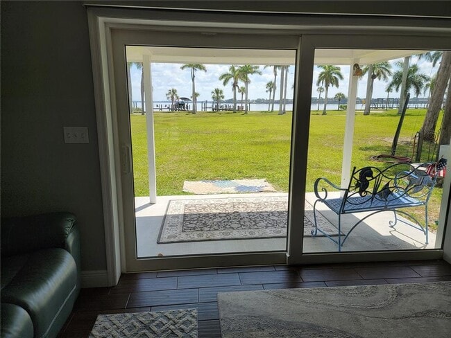 Building Photo - 315 Crescent Ct E