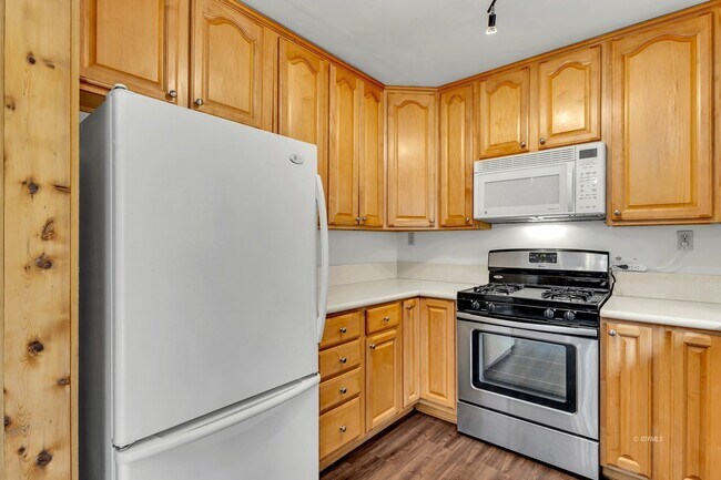 Building Photo - Mountain Lodge Home 1 Mile Away from the C...