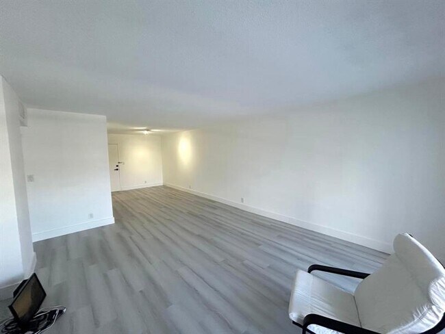 Building Photo - 405 N Ocean Blvd