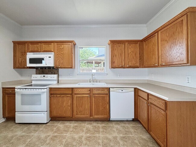 Building Photo - Spacious 3 bedroom home!