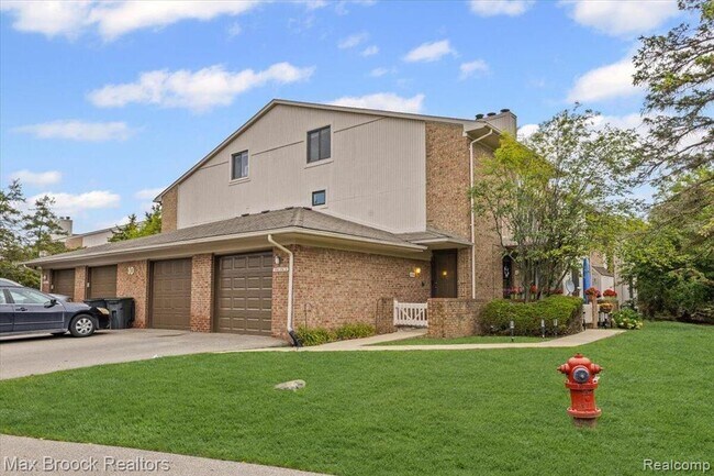 Building Photo - 6670 Maple Lakes Dr