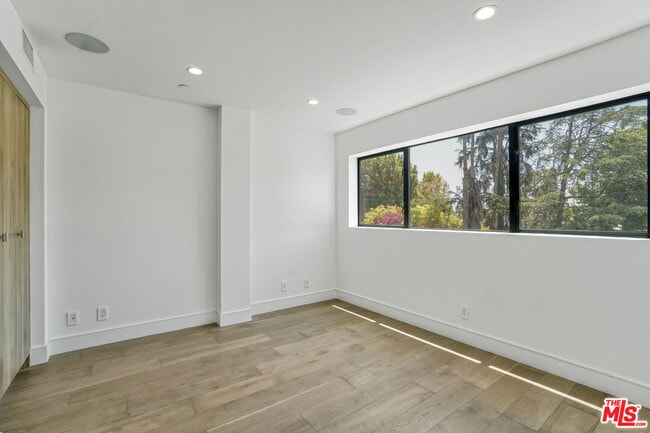 Building Photo - 1445 1/2 N Martel Ave