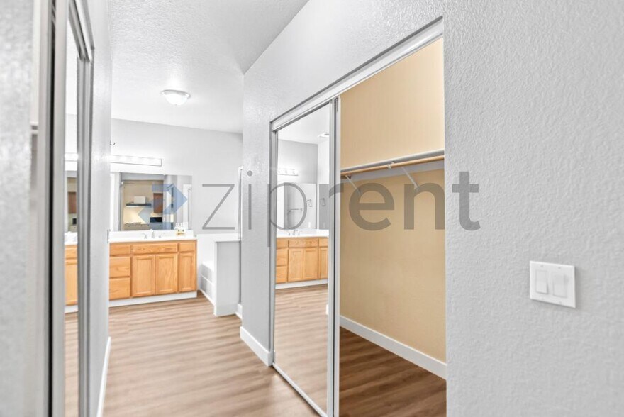 Building Photo - Unit