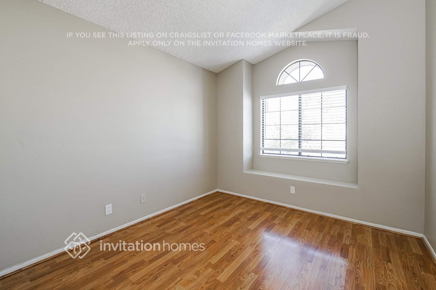 Building Photo - 4546 Grandview Dr