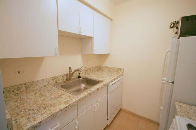 Building Photo - 519 Longshore Dr