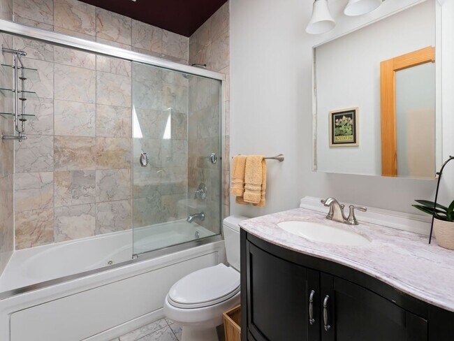 Building Photo - Fabulous Downtown Asheville Apartment