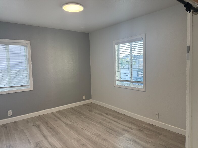 Building Photo - 1920 1/2 W 4th St