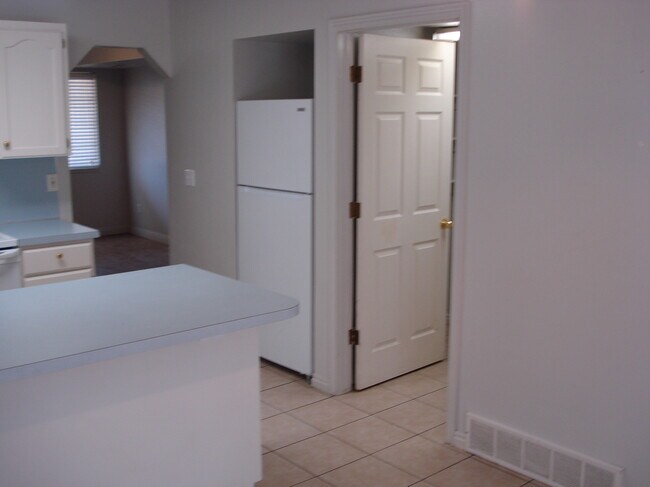 Building Photo - 60 E 200 N